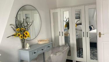 The Penthouse at Percy House Pet Friendly 2 Bedroom Apartment in Porthcawl Sleeps 4 people Located in the town centre - Foto 4, wardrobe