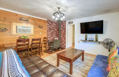 Rustic Cabin with Patio 8 Mi to Kings Canyon Park - Foto 2