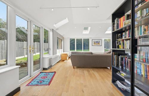 Four Bed House by Brookland Stays Serviced Accommodation Short Lets Brentwood with Free WiFi - Foto 15