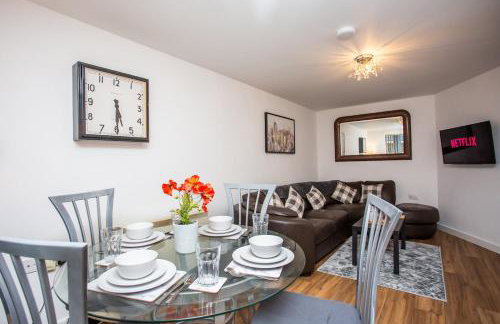 Modern 2BR Pad - 4 Min to Station, Fast WiFi and Smart TVs! - Foto 1