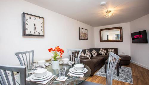 Central 2BR Apartment - 4 Min Walk To Train, High-Speed WiFi & Smart TVs! - Foto 1