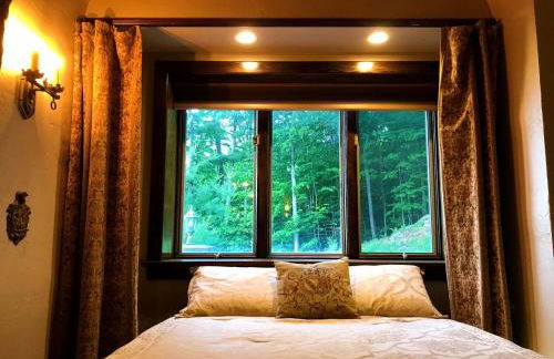 Regal Castle Suite for a Luxury Getaway to Lake George in Upstate New York - Foto 9