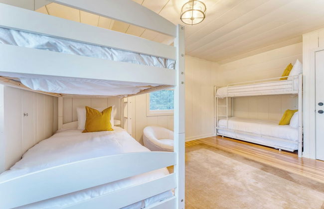 West Shore Lake House by Avantstay Ski Cabin w/ Backyard Sledding Hill! - Photo 32