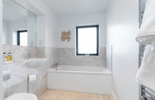 Elliot Oliver - 2 The Old Surgery: Stunning 4 Bedroom Home With Parking In Cheltenham - Photo 21