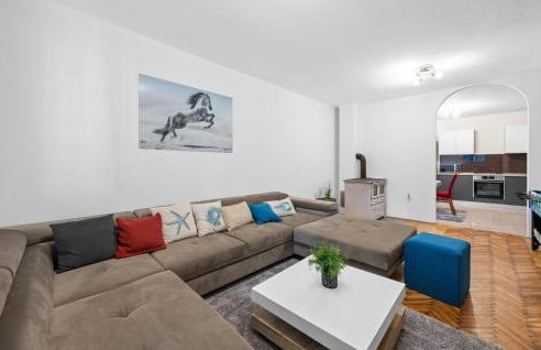 Awesome Home In Tinj With Jacuzzi - Photo 4