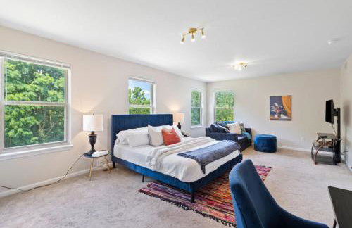 Quiet Suburban Home with Art Deco Flair - Foto 8