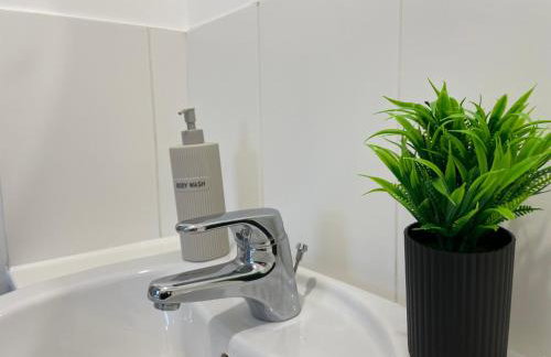 Ashford 4-Bed Townhouse with Garden and Parking - Foto 37