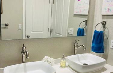 Hot Tub Steam Shower Gym in Charming Family Home! - Photo 28