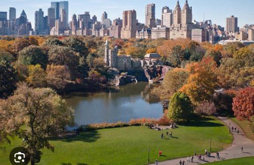 Superb 4-bedroom apartment 1 block from Central Park in vibrant New York City - Photo 2