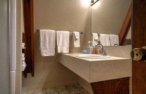 Charming A Frame Nestled Amidst Trees in Otter Rock, Oregon - Foto 14