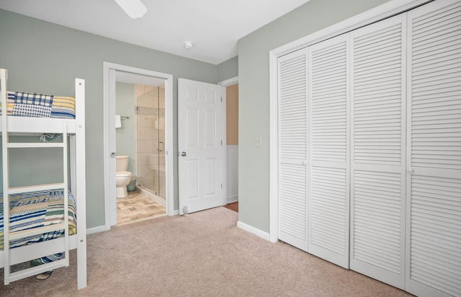 Stunning Marsh & Water Views in This Completely Renovated Three Bedroom Home - Foto 3