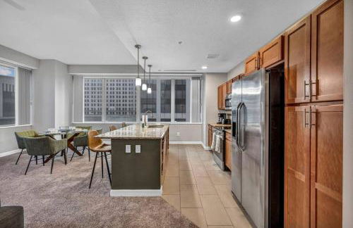 HUGE Panoramic SkySuite w/ Downtown VIEWS: Gym - Photo 13