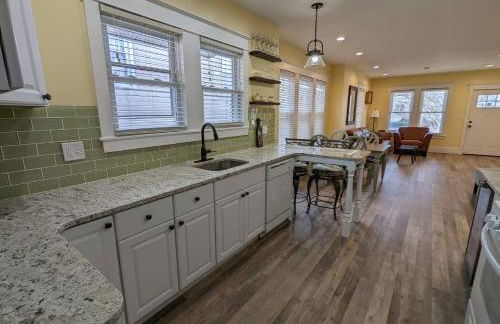 Bayside Bungalow-Updated Home Near the Bay & Beach - Foto 1