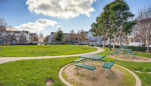 Walk to BART Station Richmond Townhome with Balcony - Foto 5