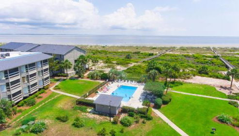 NEW LISTING! Centrally Located with Pool and Beach Views - Foto 5