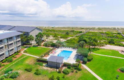 NEW LISTING! Centrally Located with Pool and Beach Views - Foto 5