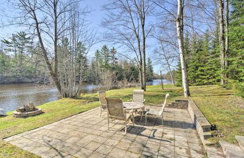 Riverfront Cabin in Alger with Patio and WiFi! - Foto 29