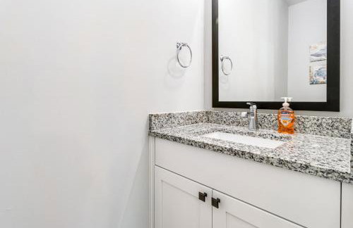 Downtown home with WiFi, central AC, furnished rooftop deck, and full kitchen - Foto 10