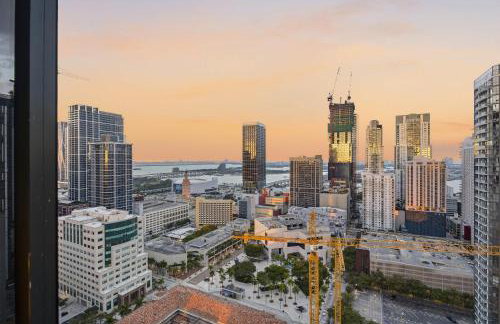 Upscale Downtown Condo Pool Gym & Skyline Views - Foto 17