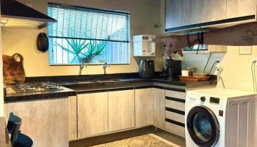 Descubra a Casa Felicidade em Belém! Climatizada, com sala ampla, 2 quartos, mezanino e Wi-Fi veloz. Localização central perto de atrações e gastronomia. Viva a Amazônia com conforto exclusivo. Reserve já sua experiência inesquecível! - Foto 4, stove, toaster
