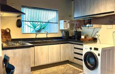 Descubra a Casa Felicidade em Belém! Climatizada, com sala ampla, 2 quartos, mezanino e Wi-Fi veloz. Localização central perto de atrações e gastronomia. Viva a Amazônia com conforto exclusivo. Reserve já sua experiência inesquecível! - Photo 4