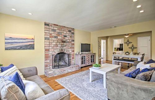 Oceanside Home with Yard - Walk to Beach and Pier - Foto 5