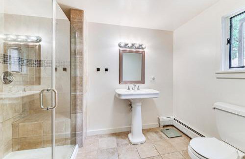 8 Mi to Tanglewood and Butternut Ski Spacious Home! - Foto 27