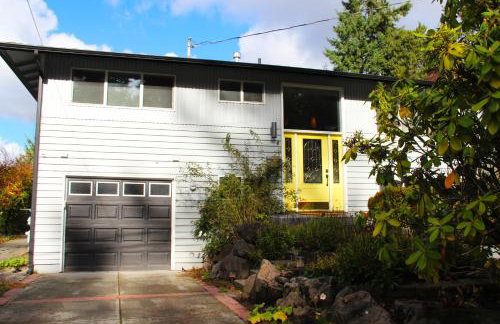 Bright 3 bedroom home with full kitchen, fenced backyard, sports court and free parking - Foto 27