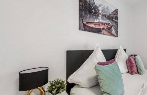 Prime Host Balcony Apartment - Photo 3