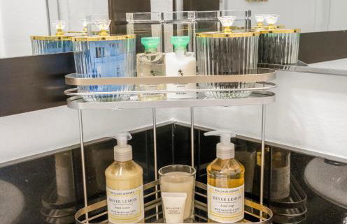 Luxury Pool View Spa Suite-Massage Chair-Steam Sauna-Welcome Champagne ! - Foto 51