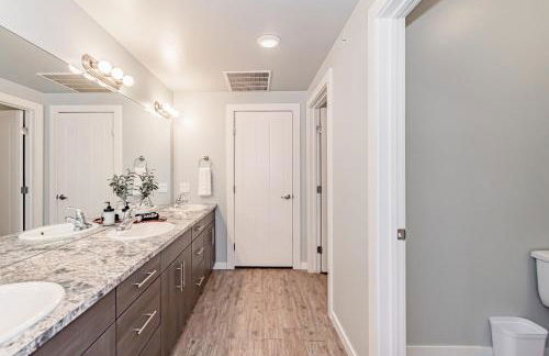 Bringham's Mill Apartments Perfect for Groups Full Kitchen Gym and Free Parking - Photo 57