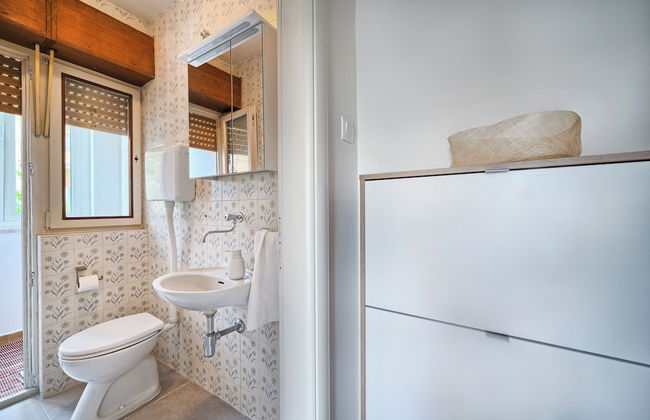 A2- Luxury apt w big Balcony, 4 min Walk to Beach - Photo 17