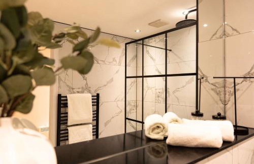 Premium Tower Hill Serviced Apartment - Photo 14