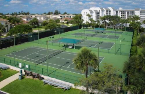 Beachfront paradise Ocean Village Golf Tennis Several heated pools Tiki bar Pickleball insite sports bar and restaurant and much more - Foto 28