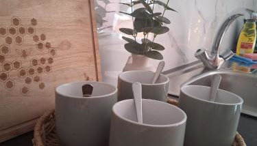 Crown House Studio Apartment - Photo 2