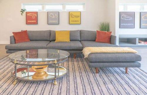 Beautiful Modern 3BR in the Grove ABODEbucks - Photo 15