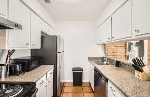 Your Comfy King Suite Getaway - Sleeps 4 - Pool, Prkg - Foto 14