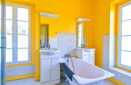 La Breteche-Le château et les dépendances - Photo 20