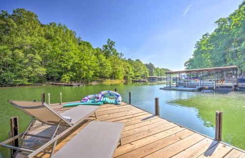 Lakefront Townville Gem with Boat Dock and Kayaks - Foto 1