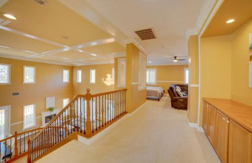 Resort-Style Oasis Expansive Riverside Mansion - Foto 18