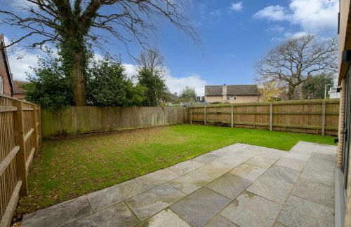 Spacious 5BR Home Near New Forest & Coast - Parking - Sleeps 10 - Photo 49
