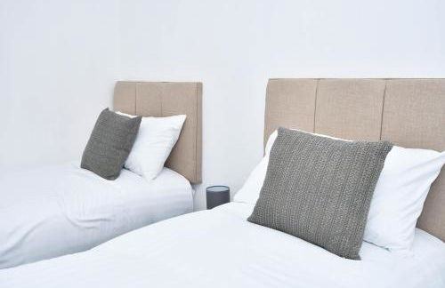 Elm House by YourStays - Lovely home in Cheshire, quiet residential street - Photo 45