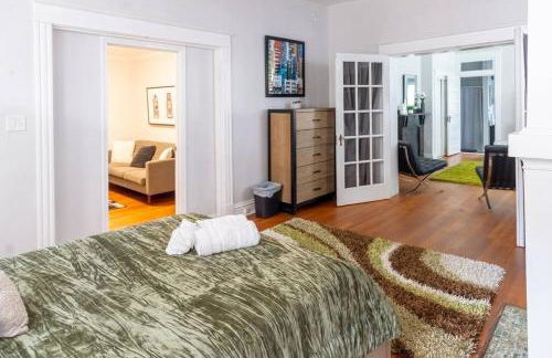 The Great Pink Lady with Huge Wrap Around Porch! - Foto 14