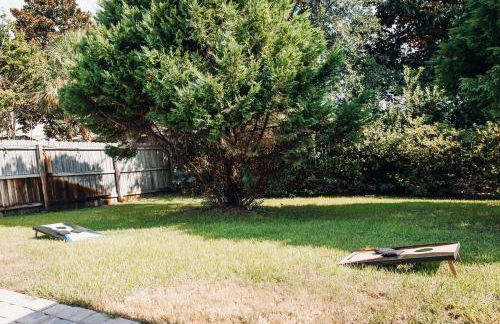 Golden Hour Getaway- Guest Favorite, 2 Min to Beach, Seasonal Pool & Arcade - Foto 67