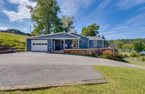 Radford Home with Wraparound Deck! - Foto 27