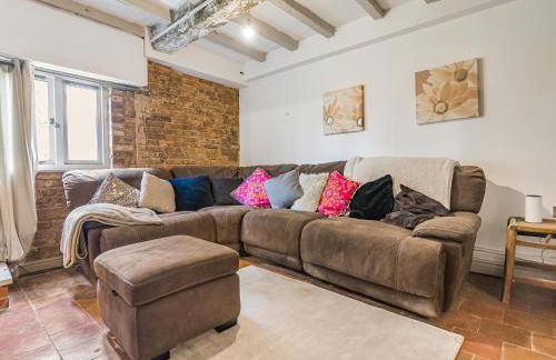 3 Bedroom Country Cottage with Private Garden - Photo 2