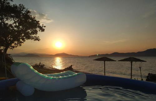 Luxury Beachfront Villa Poseidon Artemisiou Παραθαλάσσια Βίλα στην βόρεια Εύβοια για φιλοξενία 9 ατόμων - Foto 1