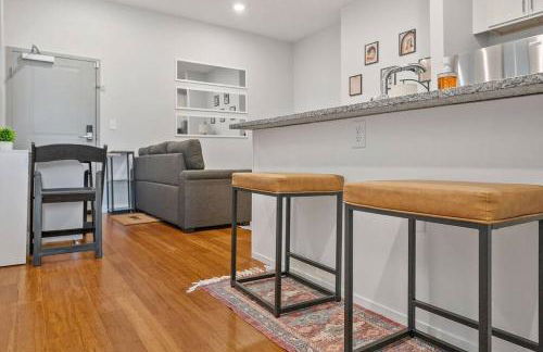 Prime OTR off Vine St, Lux Full Bed, Fast WiFi, Fully Equipped, 50in TV, Sleeps 4ppl - Foto 12