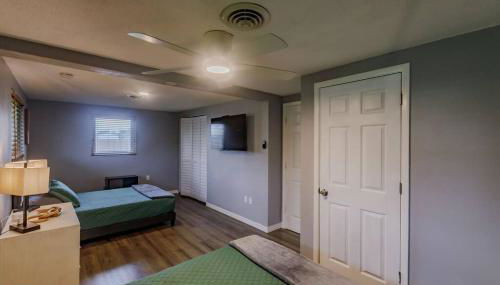 Spacious Backyard & Pool Retreat - 5 Mins to Beach - Foto 3