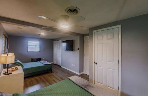 Spacious Backyard & Pool Retreat - 5 Mins to Beach - Foto 3